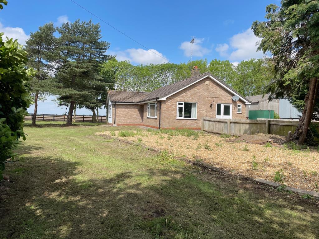 Lot: 76 - A DETACHED BUNGALOW FOR IMPROVEMENT AND REPAIR - Three bedroom bungalow at Turves Farm